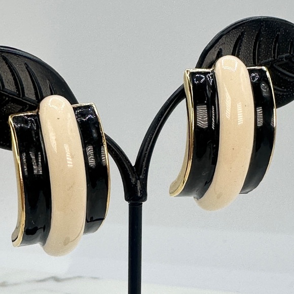 Vintage Monet Pierced Earrings 80s 90s Signed Half Hoops Black and Cream Enamel - Picture 7 of 10